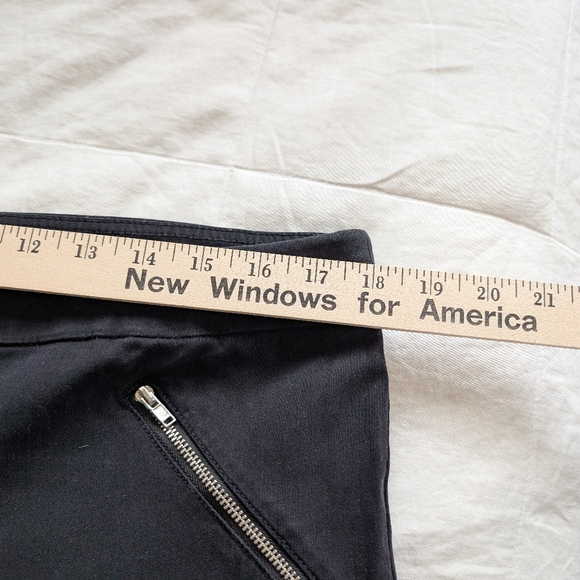 Zac & Rachel Women's Black Cropped Pants with Fake Zipper Pockets - Picture 2 of 6